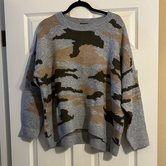 Vince Camuto Sweaters - Vince Camuto Gray Camo Sweater